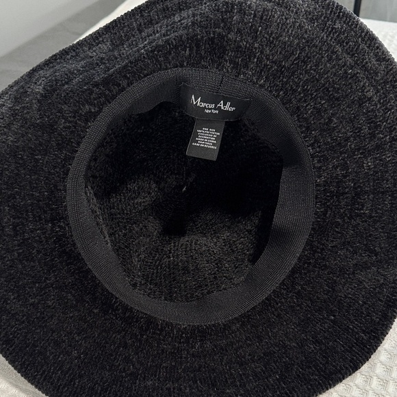 Chic Black Women's Hat with Subtle Band - Picture 7 of 8
